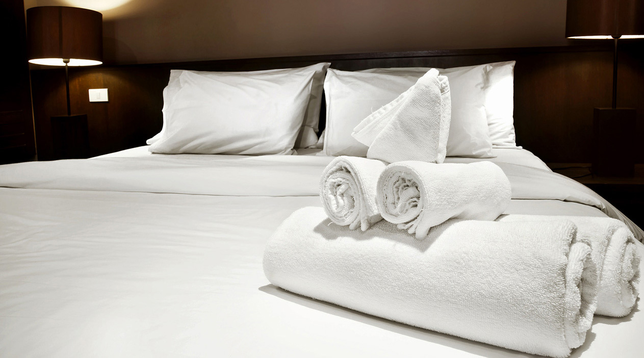 Полотенца на кровати в отеле